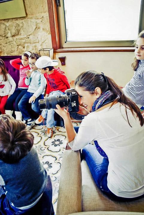 Mais Shourbaji teaching children during a photography workshop